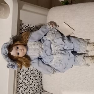 (1) Porcelain is by Heritage House